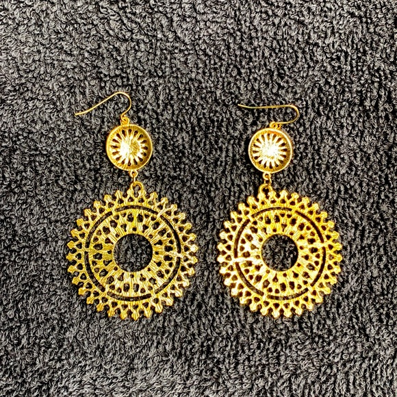Costume jewelry earrings - Picture 2 of 2